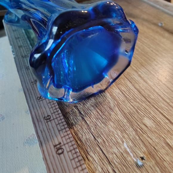 Vintage Blue 💙 Hand Blown 9" Swirled Ruffle Edge Blue Glass Bud Vase - Picture 5 of 7